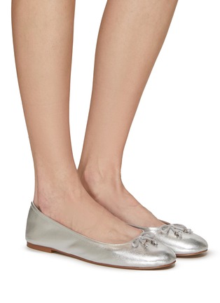 模特儿示范图 - 点击放大 - SAM EDELMAN - FELICIA LUXE 蝴蝶结搭带平底鞋