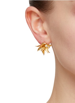 正面 -点击放大 - MONSHIRO - PENTAS 珍珠缀饰花朵造型耳环