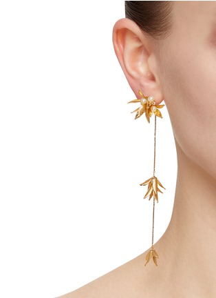 模特儿示范图 - 点击放大 - MONSHIRO - PENTAS 珍珠缀饰花朵造型耳环