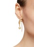 模特儿示范图 - 点击放大 - MONSHIRO - SUCABIOSA TSUBOMI 珍珠缀饰花叶造型耳环