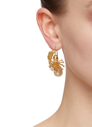 模特儿示范图 - 点击放大 - MONSHIRO - TANPOPO 方晶锆石缀饰羽毛蒲公英造型耳环
