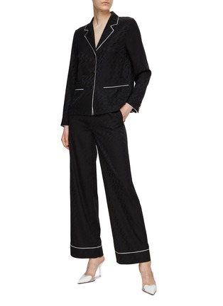 模特儿示范图 - 点击放大 - ST. JOHN - Cursive Icon Stretch Silk Jacquard Pyjama Pants