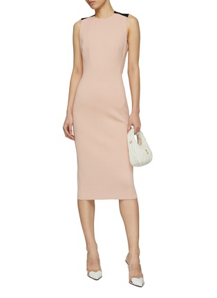 模特儿示范图 - 点击放大 - ST. JOHN - Cross Back Sheath Round Neck Sleeveless Dress