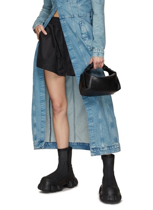 模特儿示范图 - 点击放大 - ALEXANDERWANG - SCRUNCHIE 小号真皮手提包