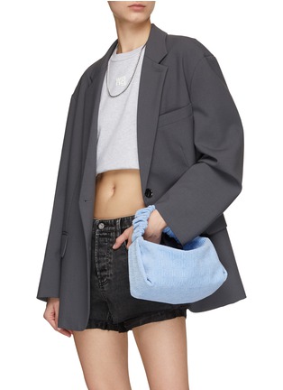 模特儿示范图 - 点击放大 - ALEXANDERWANG - SCRUNCHIE 小号 LOGO 丝绒手提包