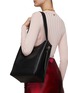 模特儿示范图 - 点击放大 - VALEXTRA - Medium ‘Bucket’ Millepunte Calfskin Leather Shoulder Bag