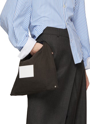 模特儿示范图 - 点击放大 - MM6 MAISON MARGIELA - JAPANESE 迷你牛仔布三角手提包