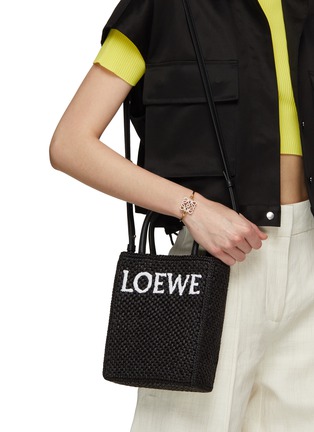 模特儿示范图 - 点击放大 - LOEWE - LOGO A5 拉菲草托特包