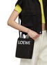 模特儿示范图 - 点击放大 - LOEWE - LOGO A5 拉菲草托特包