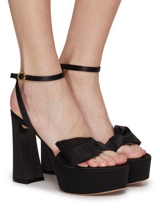 模特儿示范图 - 点击放大 - GIANVITO ROSSI - 70 PLATFORM 缎面半蝴蝶结高跟鞋