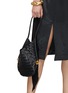 模特儿示范图 - 点击放大 - BOTTEGA VENETA - ELLIPSE 交叠编织真皮单肩包