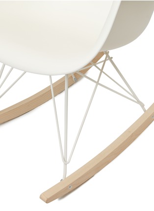 细节 –点击放大 - HERMAN MILLER - X HAY EAMES 金属底座模压塑料摇椅 — 白色
