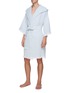 细节 –点击放大 - ABYSS & HABIDECOR - Bees Hooded Bathrobe Aqua — Extra Large