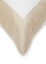 细节 –点击放大 - FRETTE - 方形拼色纯棉枕套 — 牛奶白色和米黄色