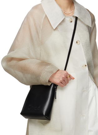 模特儿示范图 - 点击放大 - CHLOÉ - SNESE 刺绣真皮迷你手提包