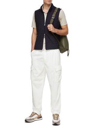 模特儿示范图 - 点击放大 - EQUIL - 磨损染色设计 POLO 衫