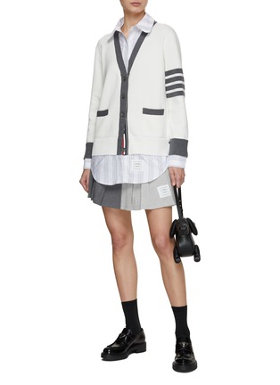 模特儿示范图 - 点击放大 - THOM BROWNE - 撞色开衫与条纹衬衫套装