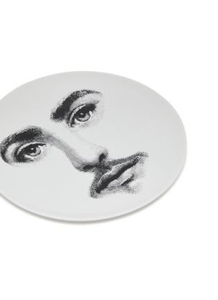 细节 –点击放大 - FORNASETTI - TEMA E VARIAZIONI 装饰瓷盘 N.366 — 黑色和白色