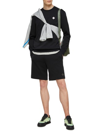 模特儿示范图 - 点击放大 - J.LINDEBERG - Logo Diamond Patch Drawstring Shorts