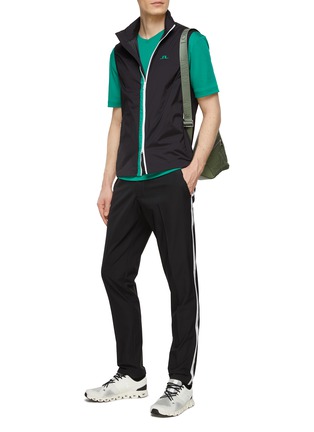 模特儿示范图 - 点击放大 - J.LINDEBERG - ‘Stuart’ Logo Trim Cuff Leg Pants