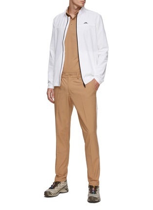 模特儿示范图 - 点击放大 - J.LINDEBERG - Jeff' 4 Way Stretch Contrast Logo Zipper Hybrid Golf Jacket