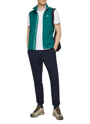 模特儿示范图 - 点击放大 - J.LINDEBERG - ‘Ash’ Windproof Packable Zip Up Vest