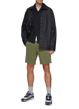 模特儿示范图 - 点击放大 - RAG & BONE - PERRY 弹力斜纹布短裤