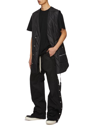模特儿示范图 - 点击放大 - RICK OWENS DRKSHDW - 绗缝按扣马甲