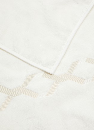 细节 –点击放大 - FRETTE - Continuity Embroidered Bath Sheet — Milk/Avorio