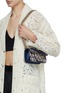 正面 -点击放大 - VALENTINO GARAVANI - Small Locò Embroidered Shoulder Bag