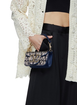 模特儿示范图 - 点击放大 - VALENTINO GARAVANI - Small Locò Embroidered Shoulder Bag
