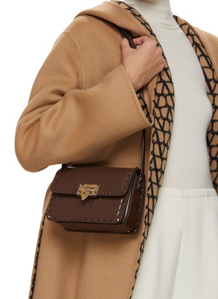 模特儿示范图 - 点击放大 - VALENTINO GARAVANI - Small Rockstud Leather Shoulder Bag