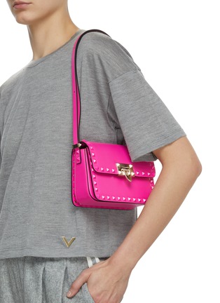 模特儿示范图 - 点击放大 - VALENTINO GARAVANI - Small Rockstud Leather Shoulder Bag