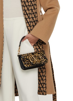 模特儿示范图 - 点击放大 - VALENTINO GARAVANI - Small Locò Sequined Leopard Print Shoulder Bag