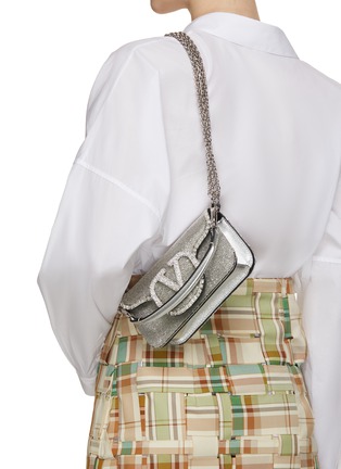 模特儿示范图 - 点击放大 - VALENTINO GARAVANI - Small Locò Crystal Embellished Shoulder Bag