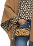 模特儿示范图 - 点击放大 - VALENTINO GARAVANI - Small Locó Leopard Print Shoulder Bag