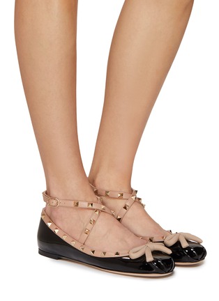 模特儿示范图 - 点击放大 - VALENTINO GARAVANI - Rockstud Patent Leather Ballerina Flats