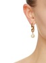 模特儿示范图 - 点击放大 - VALENTINO GARAVANI - VLogo Pearl Gold Toned Earrings