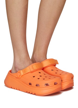 模特儿示范图 - 点击放大 - CROCS - Hiker 2.0 Platform Sandals With Detachable Pouch