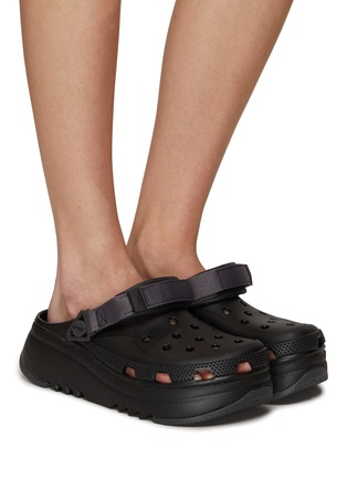 模特儿示范图 - 点击放大 - CROCS - Hiker 2.0 Platform Sandals With Detachable Pouch