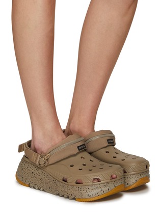模特儿示范图 - 点击放大 - CROCS - Hiker 2.0 Platform Sandals With Detachable Pouch