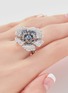 细节 - 点击放大 - MIO HARUTAKA - Anemone 18k White Gold Diamond Sapphire Ring — US 6.5