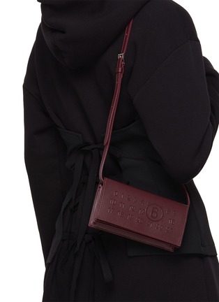 模特儿示范图 - 点击放大 - MM6 MAISON MARGIELA - LOGO 迷你真皮单肩包