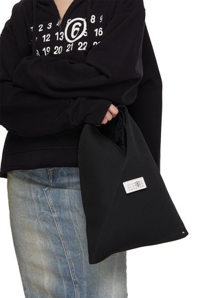 模特儿示范图 - 点击放大 - MM6 MAISON MARGIELA - JAPANESE 小号网布三角单肩包