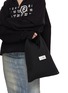 模特儿示范图 - 点击放大 - MM6 MAISON MARGIELA - JAPANESE 小号网布三角单肩包