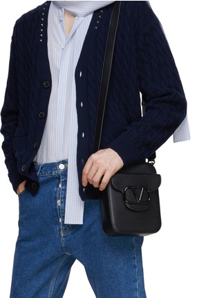 模特儿示范图 - 点击放大 - VALENTINO GARAVANI - Leather Small Crossbody Bag