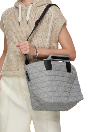 模特儿示范图 - 点击放大 - VEE COLLECTIVE - VEE TOTE SMALL 托特包