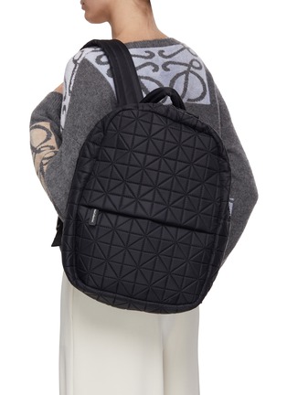 模特儿示范图 - 点击放大 - VEE COLLECTIVE - VEE BACKPACK 绗缝双肩包