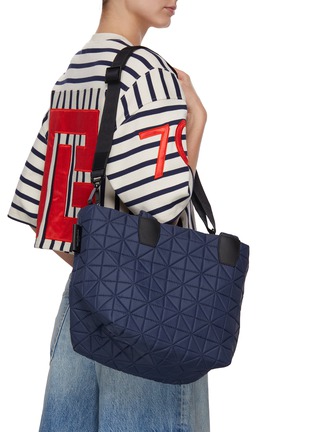 模特儿示范图 - 点击放大 - VEE COLLECTIVE - VEE TOTE SMALL 托特包