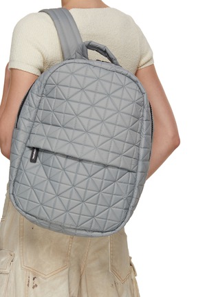 模特儿示范图 - 点击放大 - VEE COLLECTIVE - VEE BACKPACK 绗缝双肩包